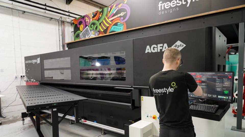 A worker at Freestyle Designs using the Agfa Ciervo printer