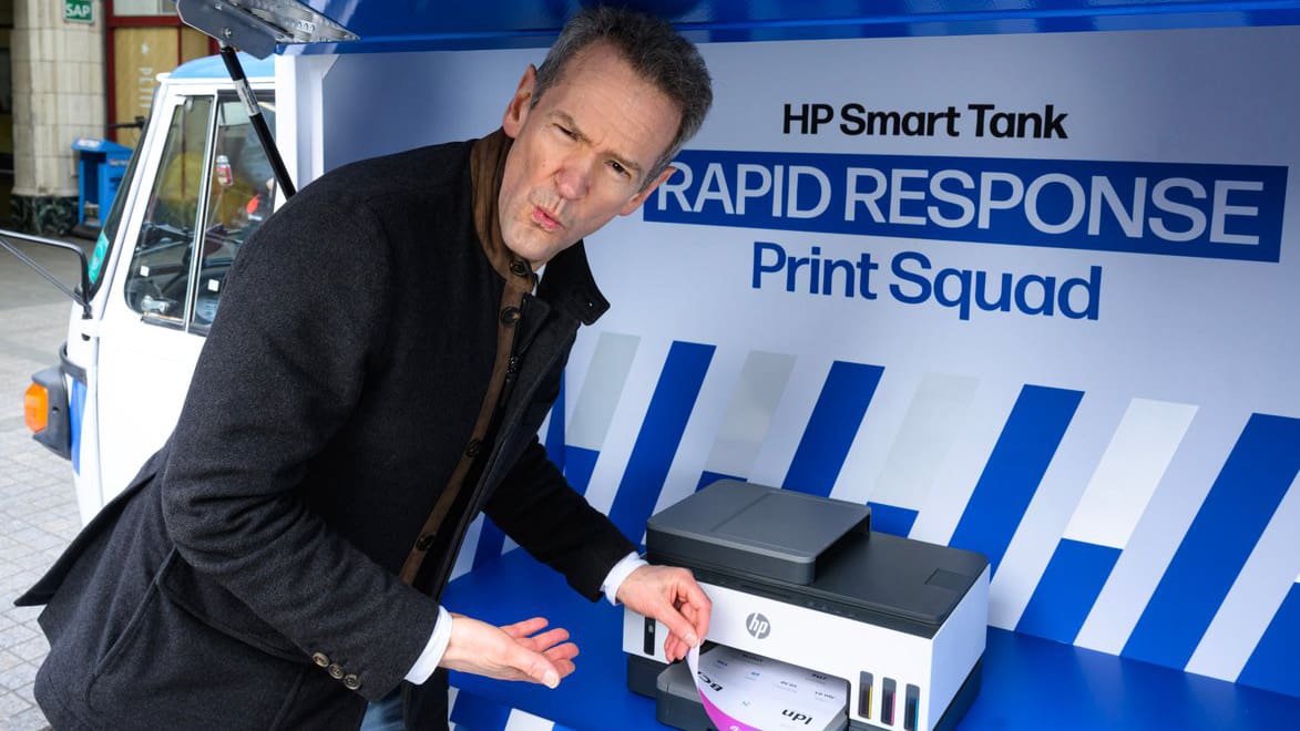 HP Unveils Billboard Made Of 300 A4 Sheets Printed Live SignLink